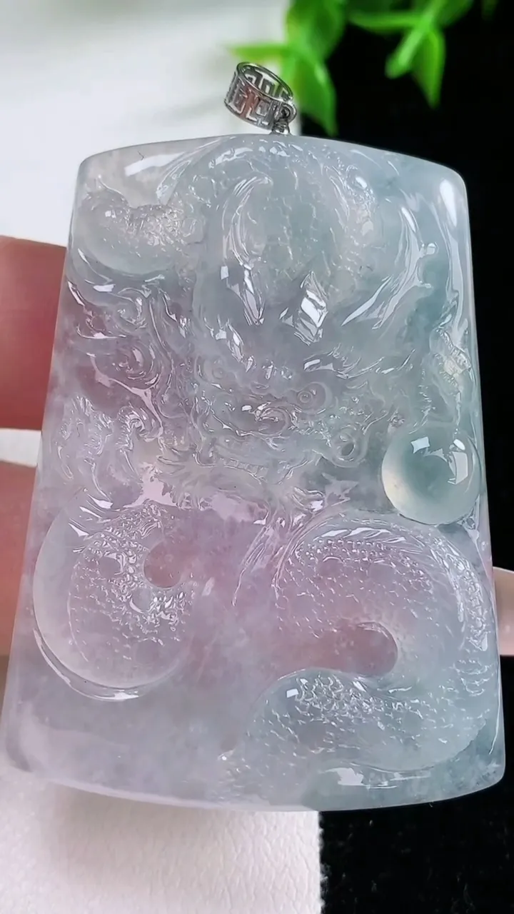 天然A货翡翠种白冰龙牌吊坠，尺寸52-36.6-6，重量:28.21g
1月23日