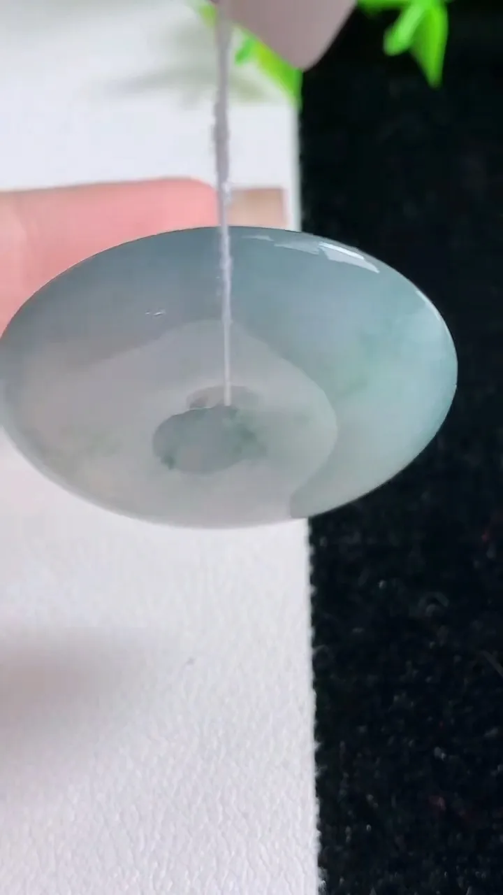 天然A货翡翠冰种飘花平安扣吊坠，尺寸33.4-6.8，重量:16.07g
1月23日