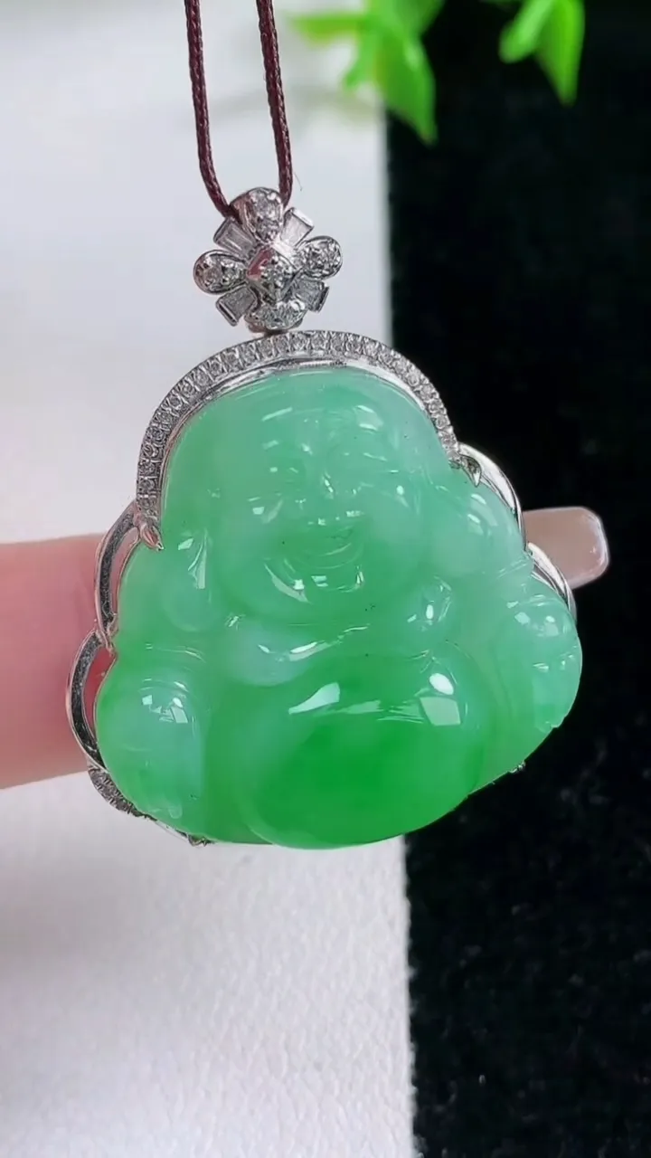 天然A货翡翠佛公吊坠，尺寸36.5-29-9.8，裸石25.5-26.5重量:10.00g
1月23