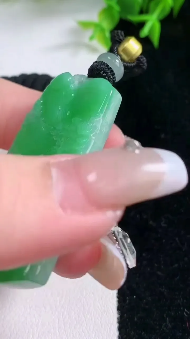 天然A货翡翠山水牌吊坠，尺寸47.4-28-6.8，重量:24.26g
1月23日