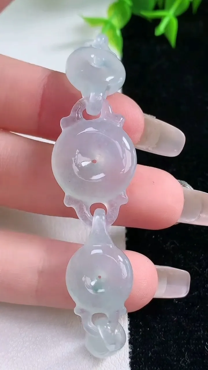 天然A货翡翠种飘花平安扣手链，尺寸27.5-17-5.6，重量:11.44g
1月23日