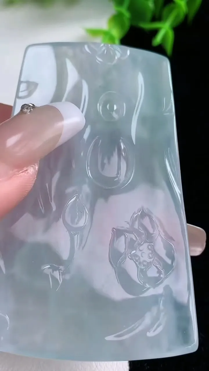 天然A货翡翠种白冰虚空藏菩萨吊坠，尺寸66.4-41.4-6.3，重量:40.59g
1月23日