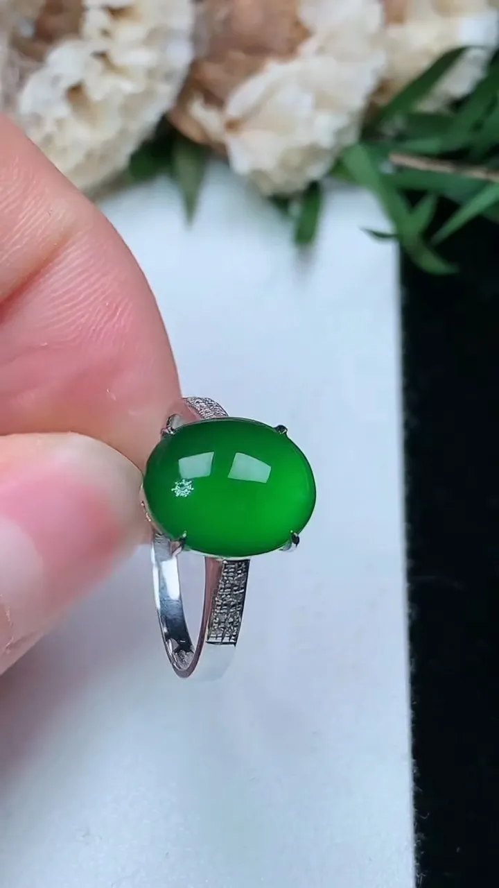天然A货翡翠蛋面戒指，尺寸16.7-10.7-8.9，重量:1.75g2026年1月23日
工厂直销收藏佳品,种好水足，色泽均匀，有种有色，上手高大气！