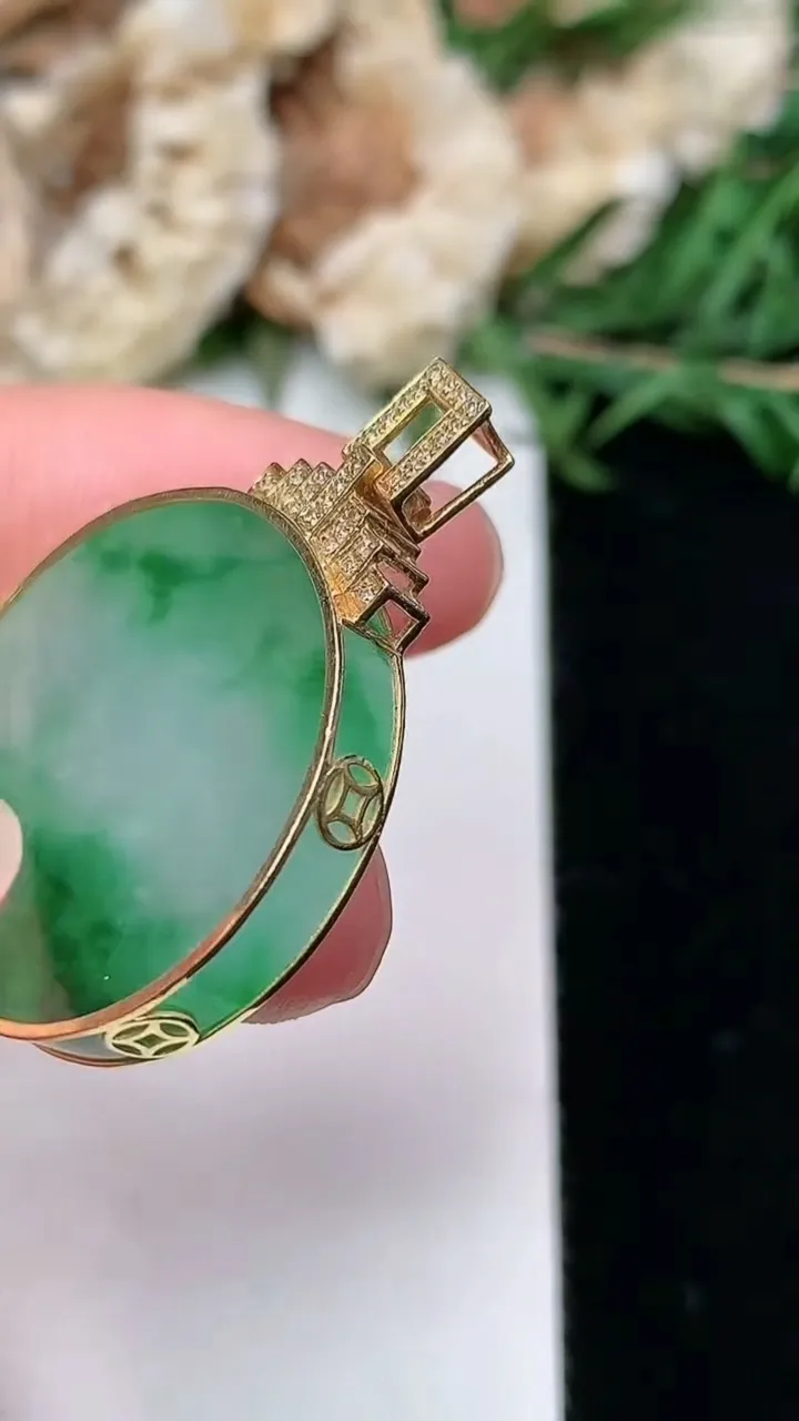 天然A货翡翠无事牌吊坠，尺寸24-4.5，重量:7.42g
1月23日