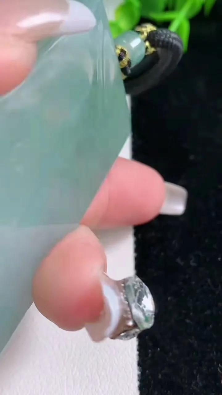 天然A货翡翠阿弥陀佛吊坠，尺寸59.6-37.2-6，重量:38.28g
1月23日