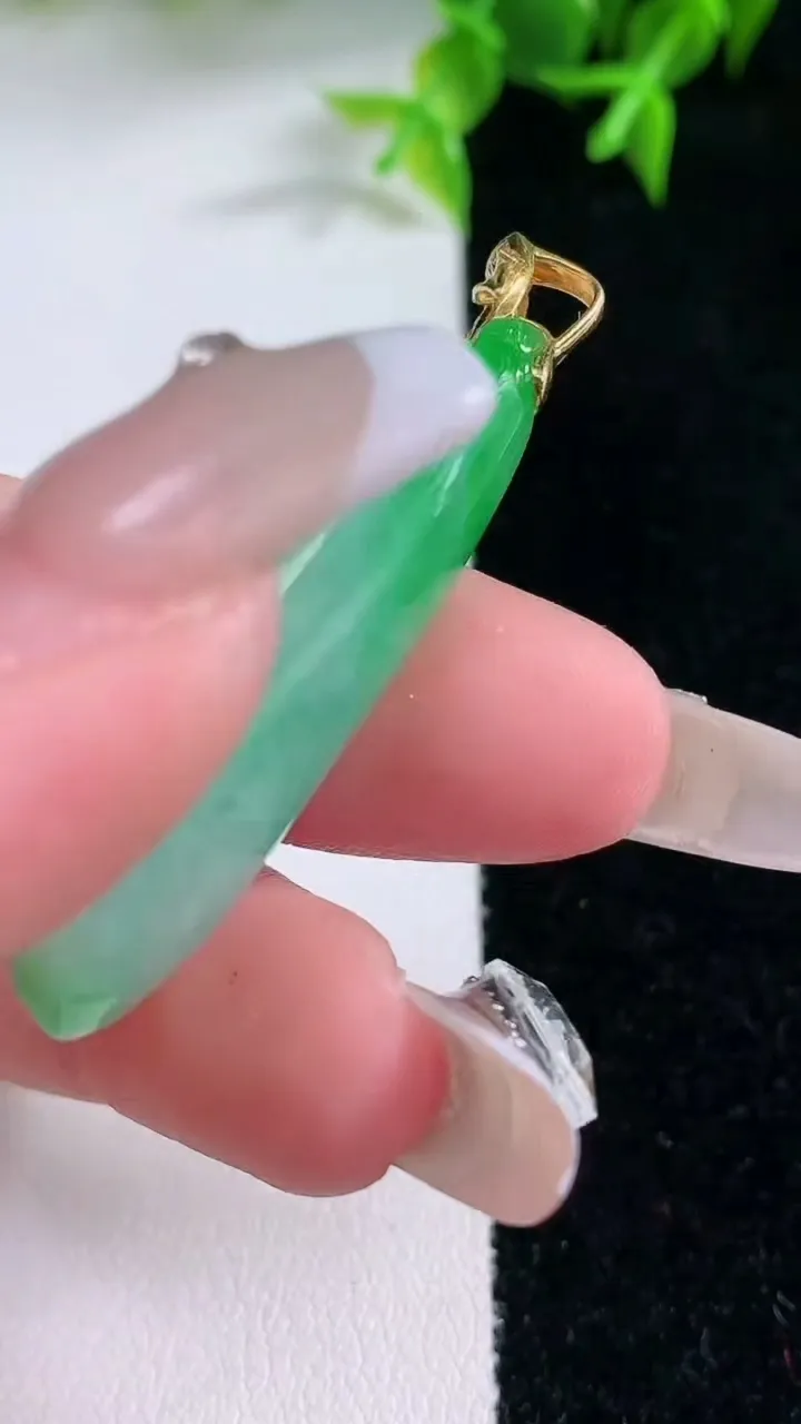 天然A货翡翠福瓜吊坠，尺寸39.6-15.8-8.7，重量:10.00g
1月23日