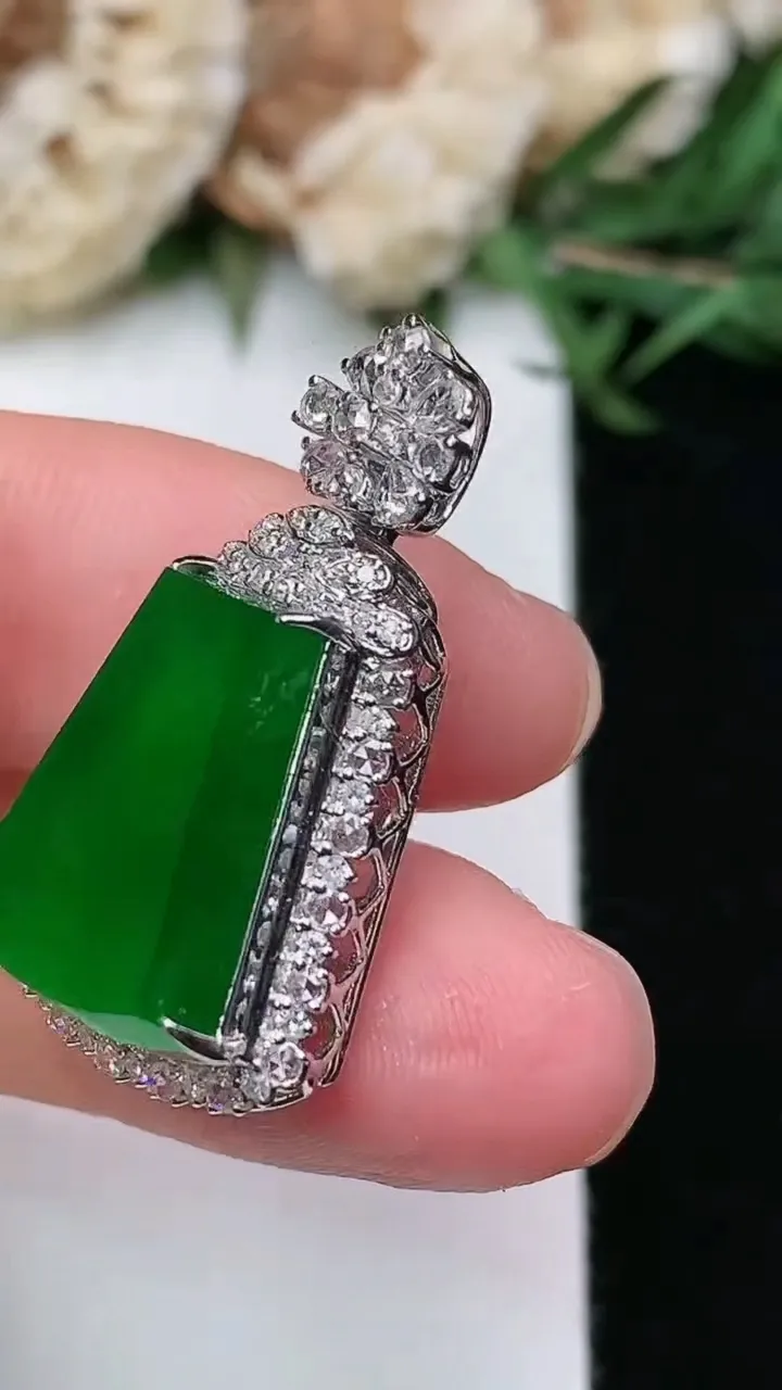 天然A货翡翠无事牌吊坠，尺寸28.9-15.3-10.9，裸石15.7-10.9，重量:5.02g
1月23日