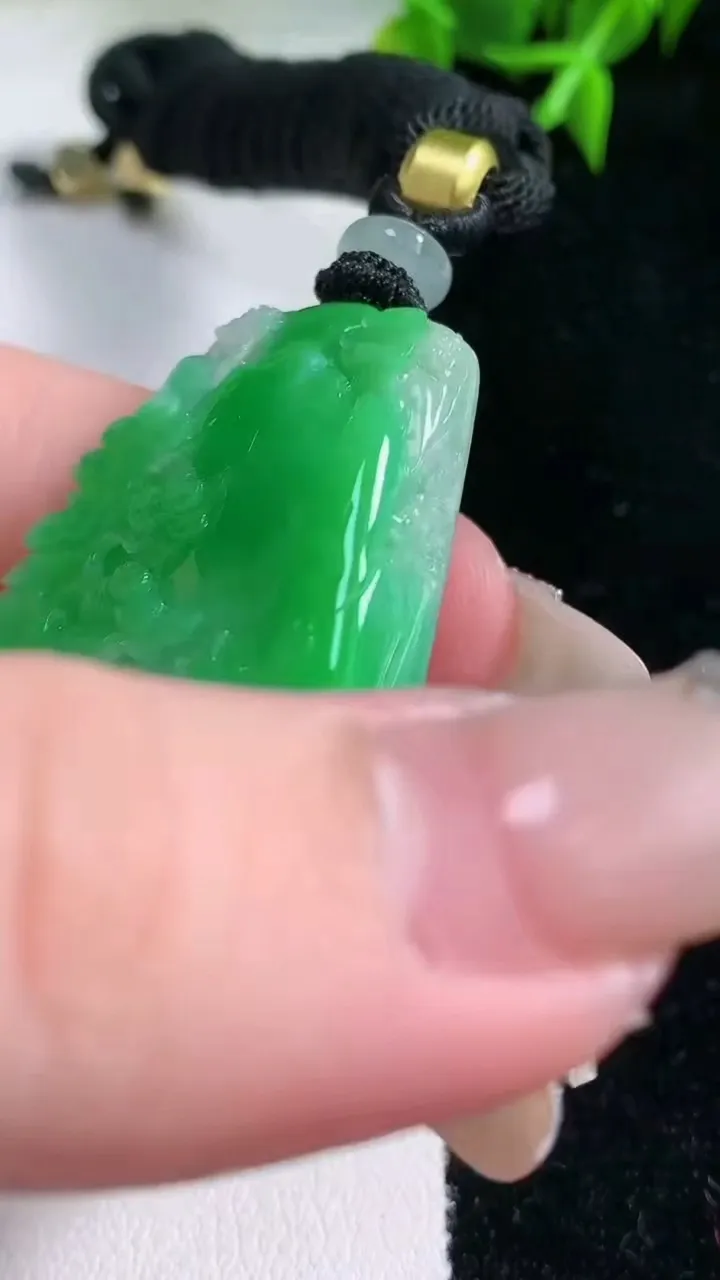 天然A货翡翠山水牌吊坠，尺寸46.2-37.8-8，重量:32.51g
1月23日