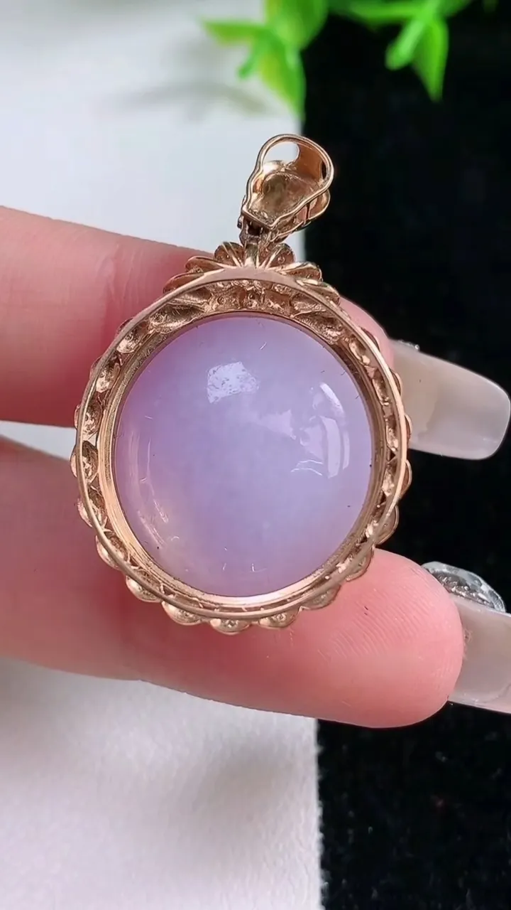 天然A货翡翠18K金紫罗兰蛋面吊坠，尺寸34.7-22.5-12.2，裸石20-18重量:9.42g
1月23日