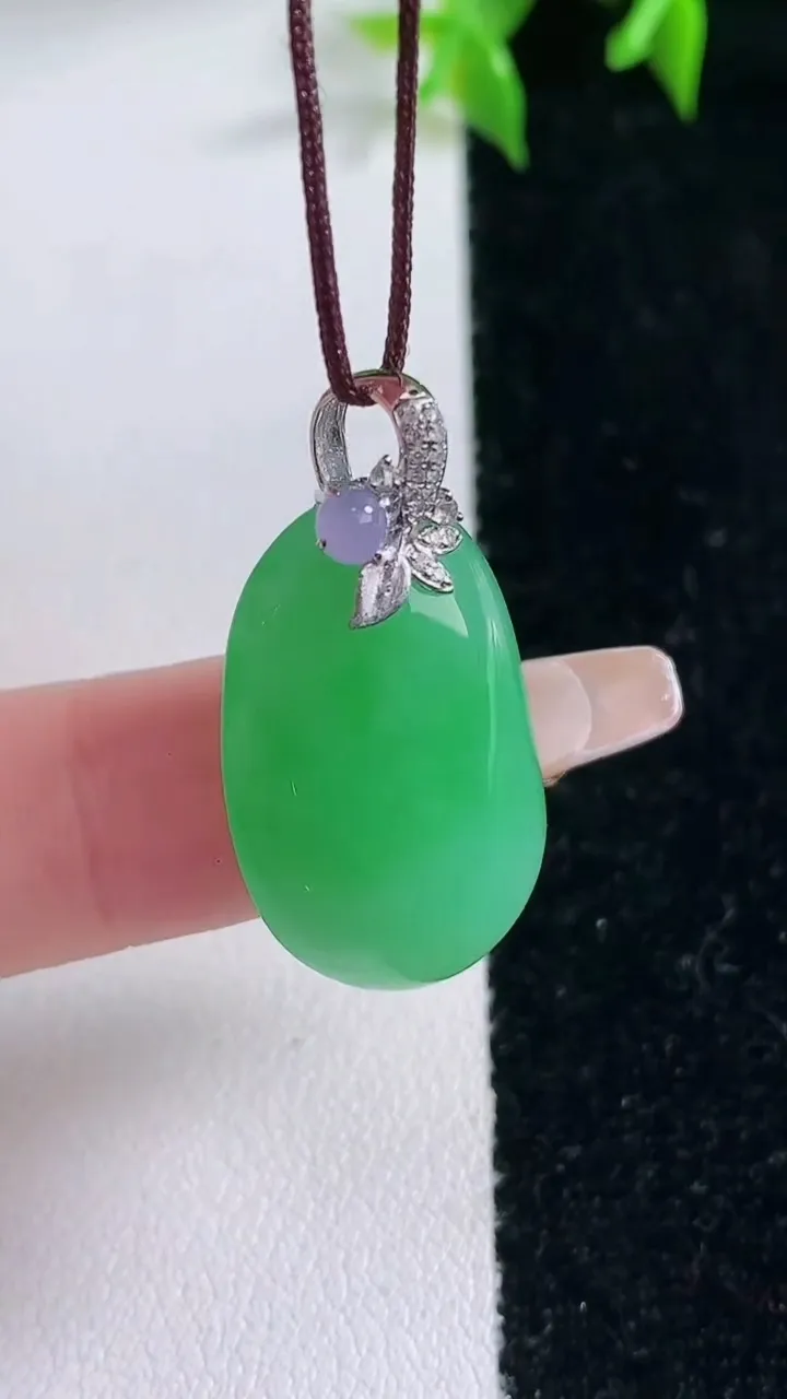 天然A货翡翠福瓜吊坠，尺寸23.7-15-4.8，重量:4.20g
1月23日