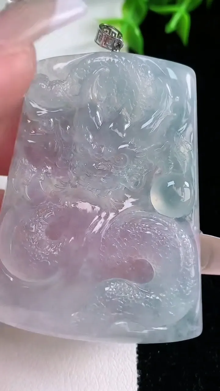 天然A货翡翠种白冰龙牌吊坠，尺寸52-36.6-6，重量:28.21g
1月23日