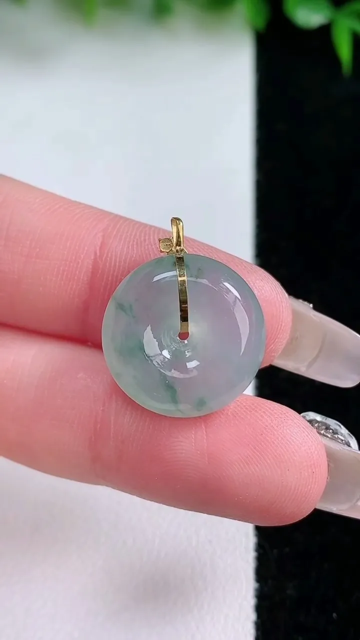 天然A货翡翠种飘花平安扣吊坠，尺寸17-5.6，重量:3.34g
1月23日