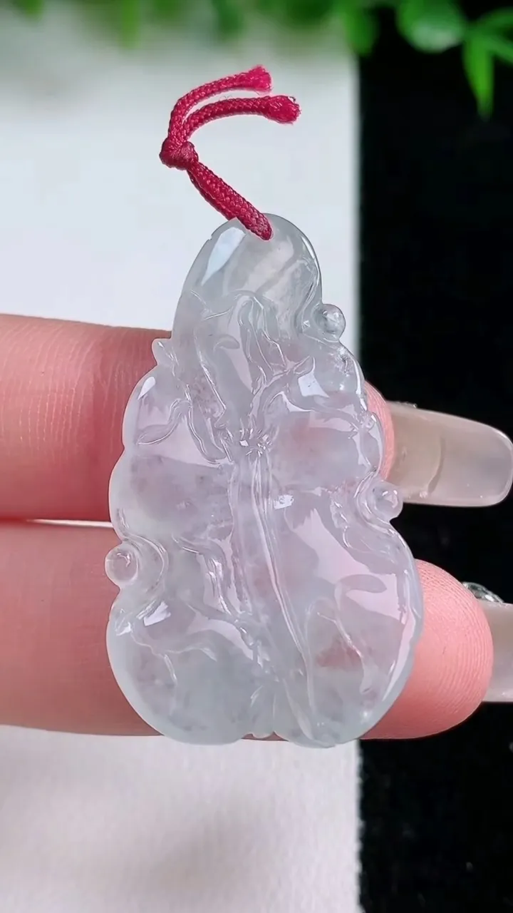 天然A货翡翠年年有余吊坠，尺寸38.3-21.6-3.6，重量:6.47g
1月23日