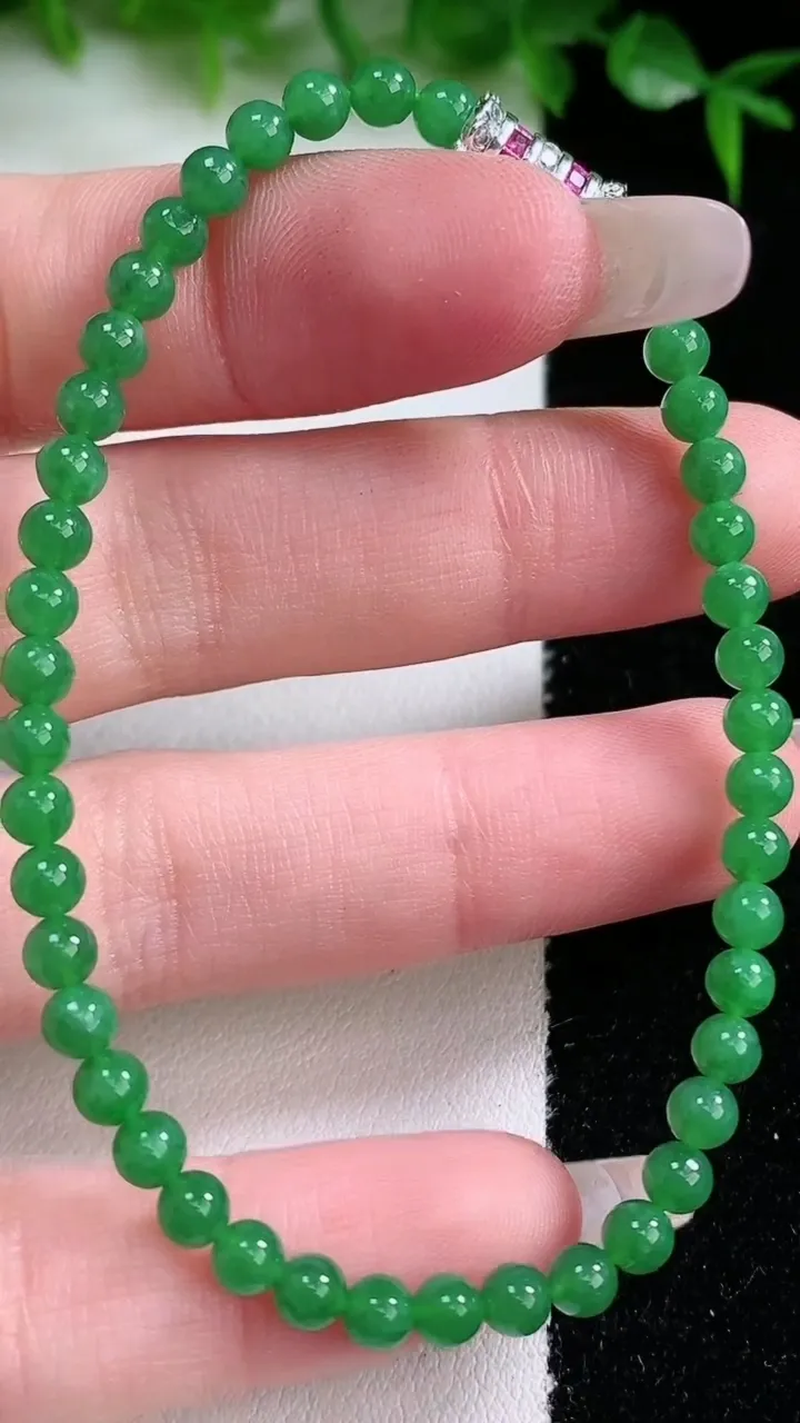 天然A货翡翠小米珠手串，尺寸4-44颗，重量:5.80g1月23日
工厂直销收藏佳品,种好水足，色泽均匀，有种有色，上手高大气！