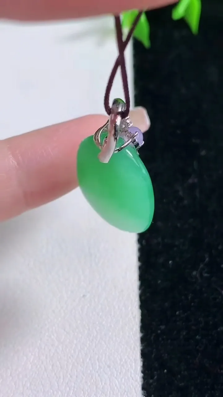 天然A货翡翠福瓜吊坠，尺寸23.7-15-4.8，重量:4.20g
1月23日