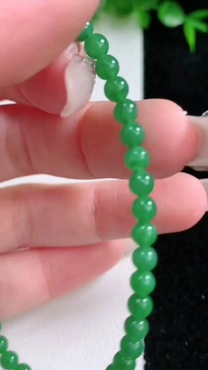 天然A货翡翠小米珠手串，尺寸4-44颗，重量:5.80g1月23日
工厂直销收藏佳品,种好水足，色泽均匀，有种有色，上手高大气！