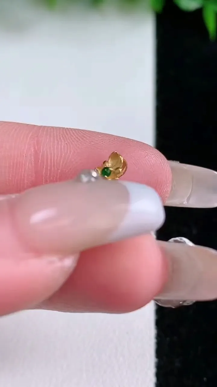 天然A货翡翠种白冰金枝玉叶 叶子吊坠，尺寸16.4-9-2，重量:0.77g
1月23日