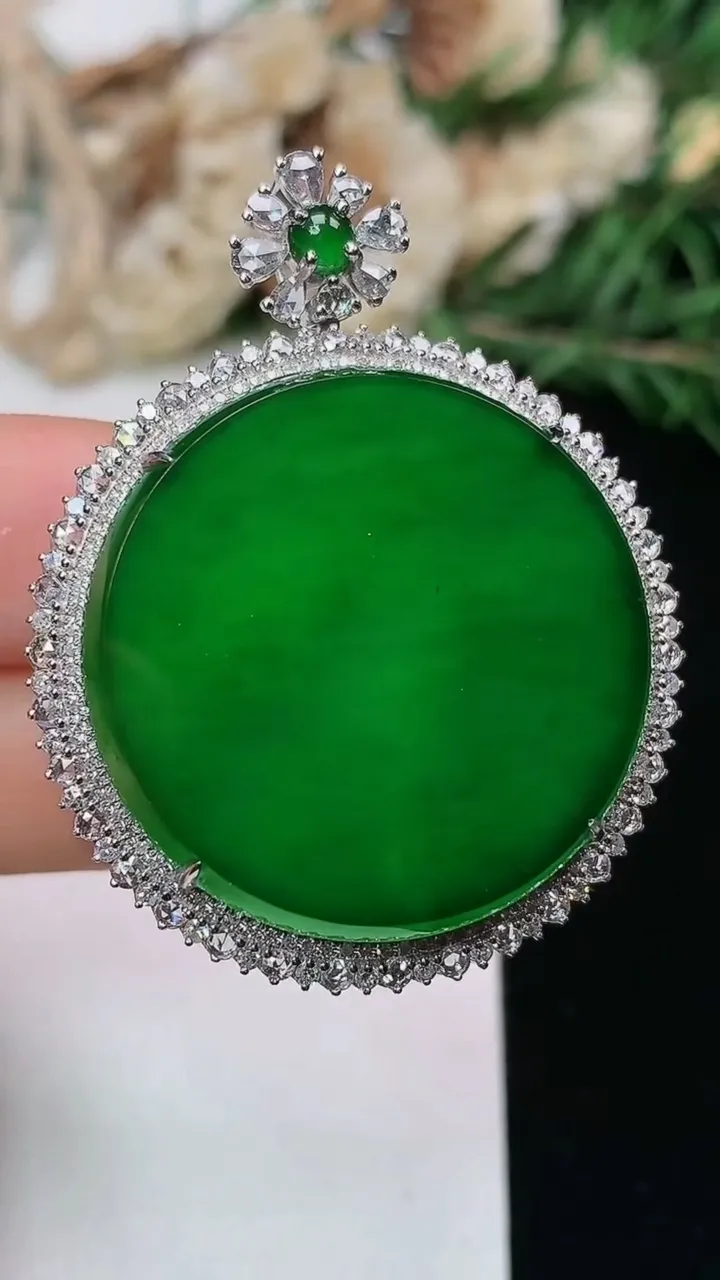 天然A货翡翠无事牌吊坠，尺寸42.6-33.4-11.5，裸石28-2.4，重量:12.52g
1月23日