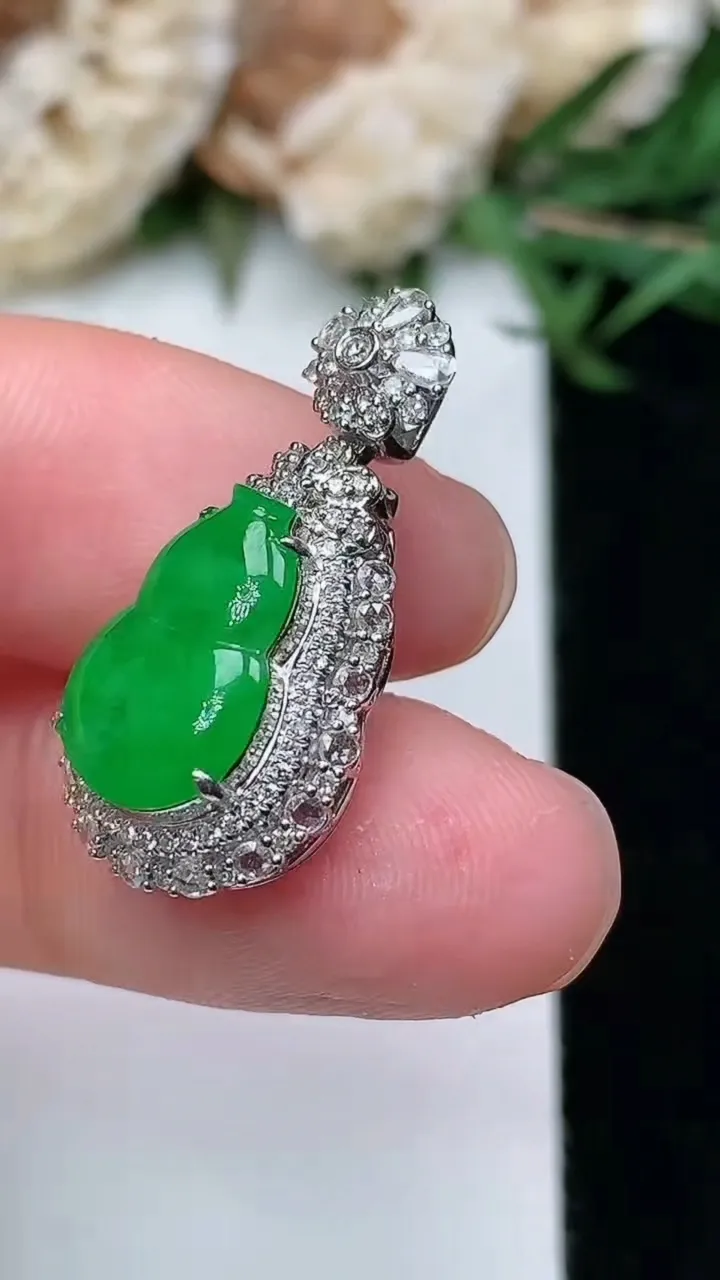 天然A货翡翠葫芦吊坠，尺寸24.5-12.2-9，裸石12.3-8，重量:3.07g
1月23日