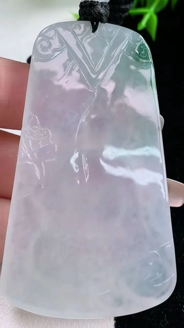 天然A货翡翠种飘花大势至菩萨吊坠，尺寸66.5-38.2-6.7，重量:41.96g
1月23日