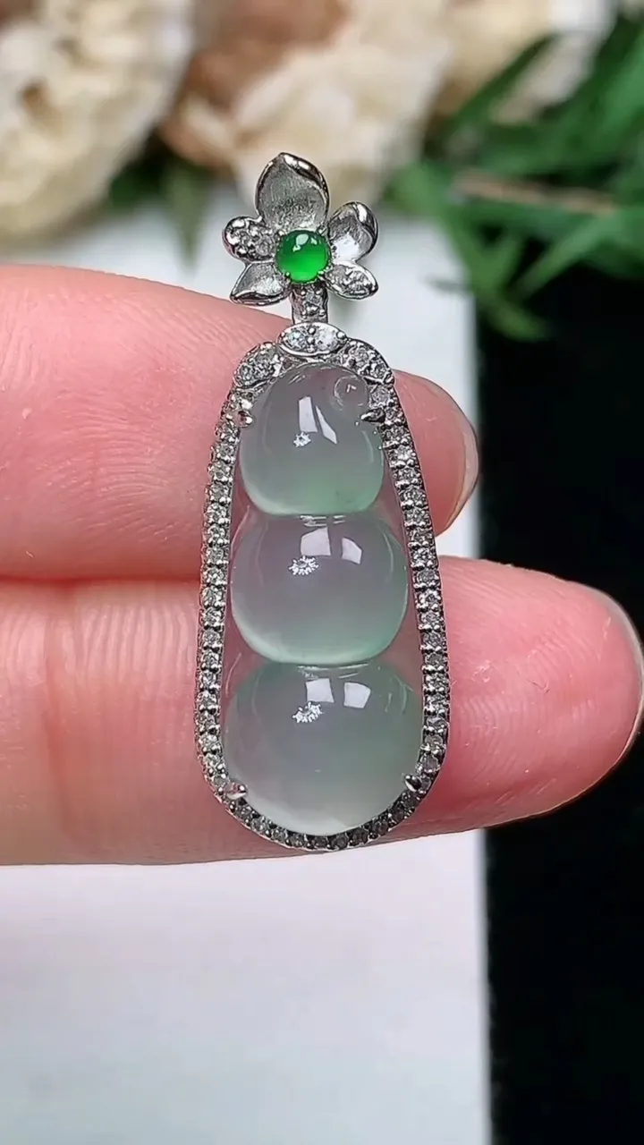 天然A货翡翠福豆吊坠，尺寸27.5-10.4-8.3
1月23日