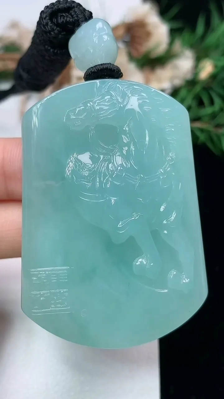 天然A货翡翠生肖马牌吊坠，尺寸51.9-37.6-11.5，重量:55.24g
1月23日