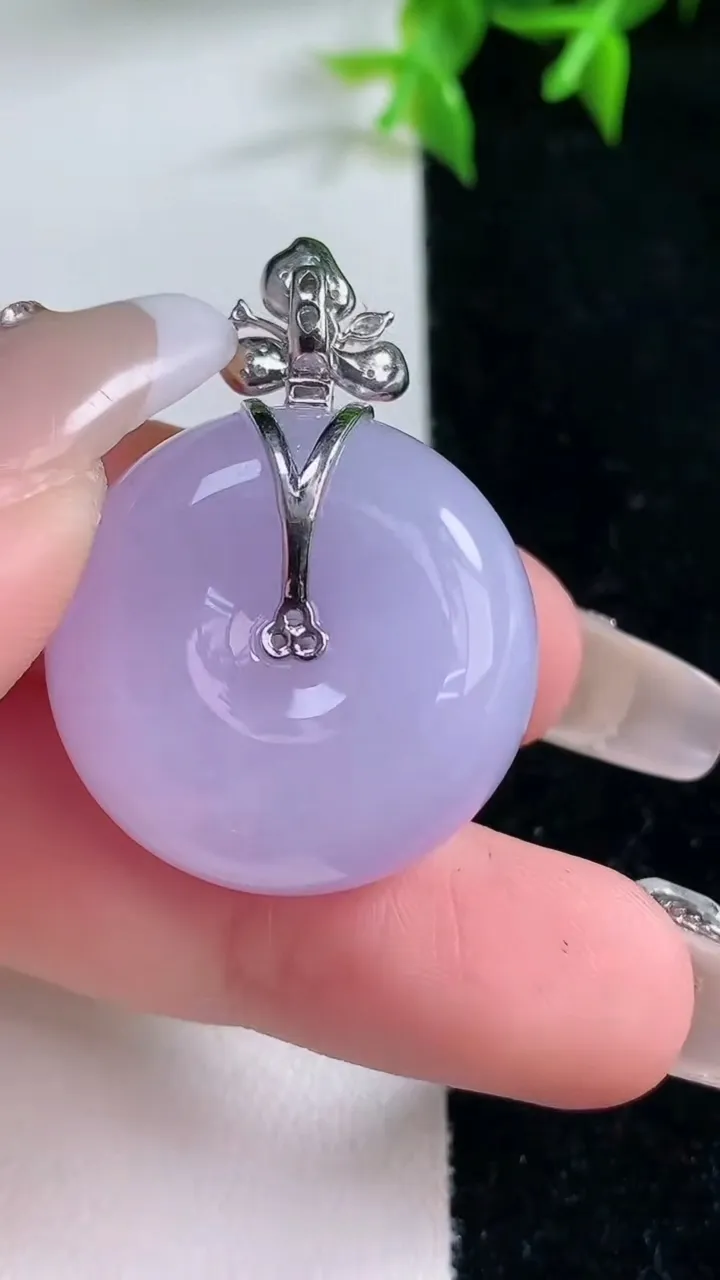 天然A货翡翠18K金紫罗兰路路通吊坠，尺寸25-13.2，重量:19.00g
1月23日