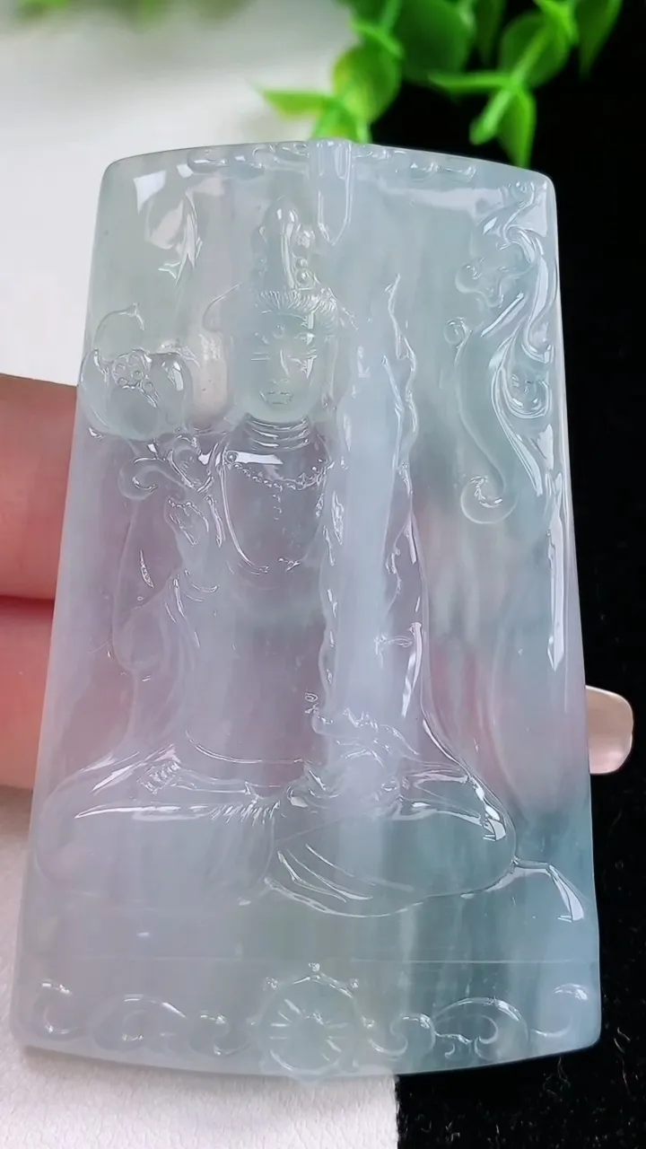 天然A货翡翠种白冰虚空藏菩萨吊坠，尺寸66.4-41.4-6.3，重量:40.59g
1月23日