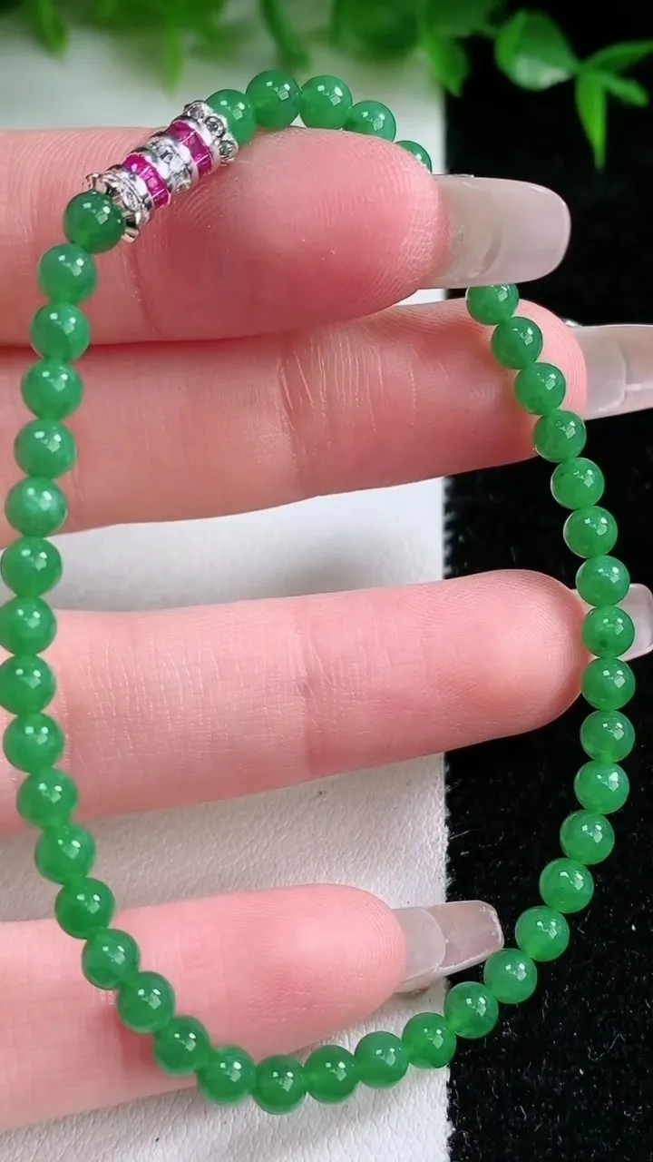 天然A货翡翠小米珠手串，尺寸4-44颗，重量:5.80g1月23日
工厂直销收藏佳品,种好水足，色泽均匀，有种有色，上手高大气！