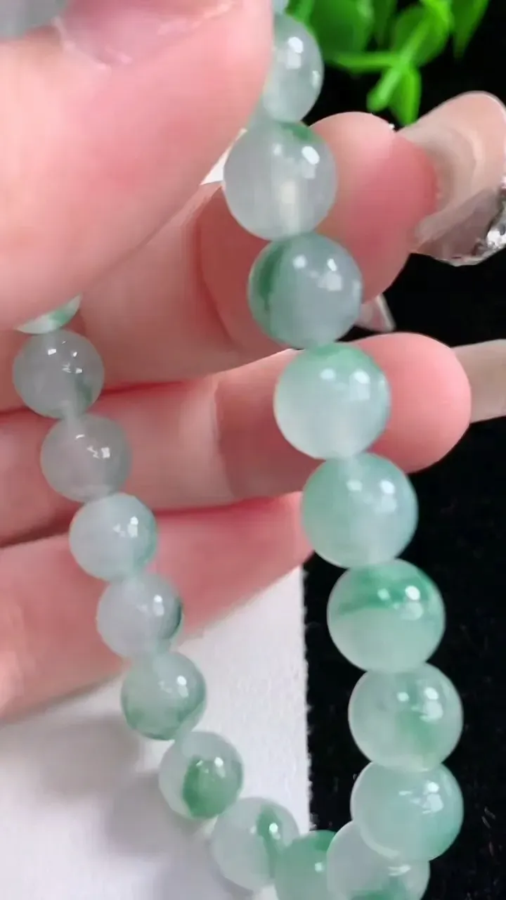 天然A货翡翠种飘花圆珠手串，尺寸8-24颗，重量:21.16g1月23日
工厂直销收藏佳品,种好水足，色泽均匀，有种有色，上手高大气！