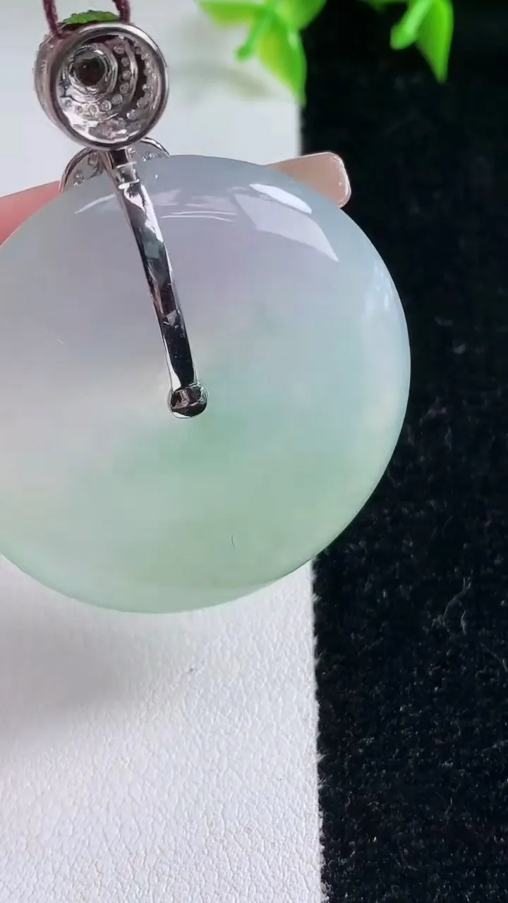 天然A货翡翠平安扣吊坠，尺寸36-5.8，重量:17.81g
1月23日