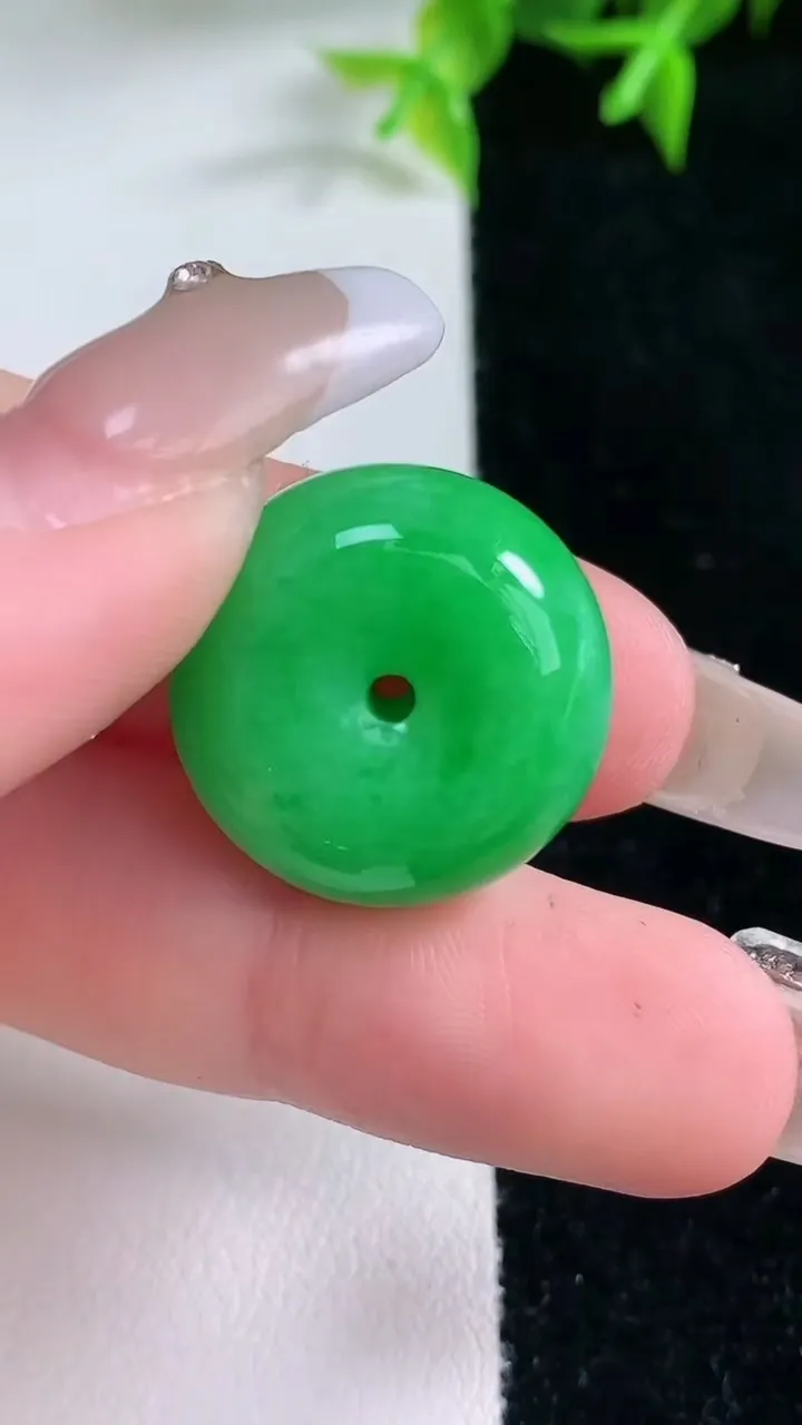 天然A货翡翠路路通吊坠，尺寸19.8-11.5，重量:9.64g
1月23日