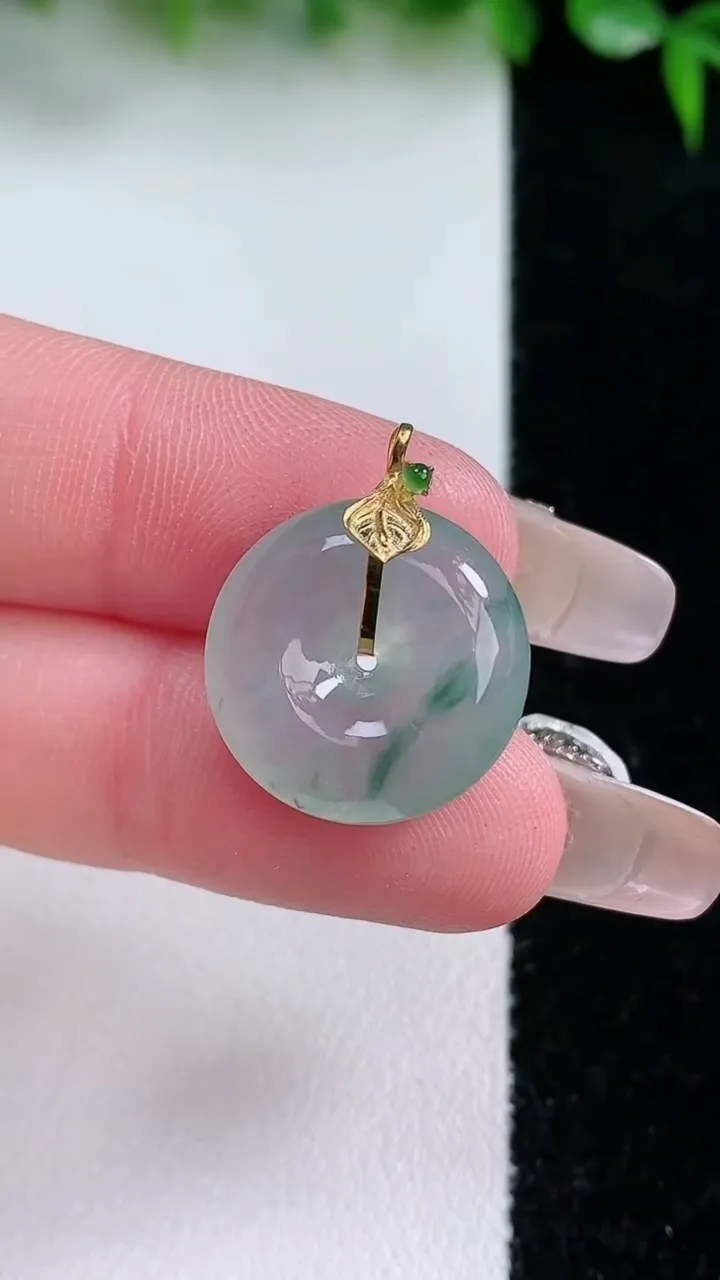 天然A货翡翠种飘花平安扣吊坠，尺寸17-5.6，重量:3.34g
1月23日