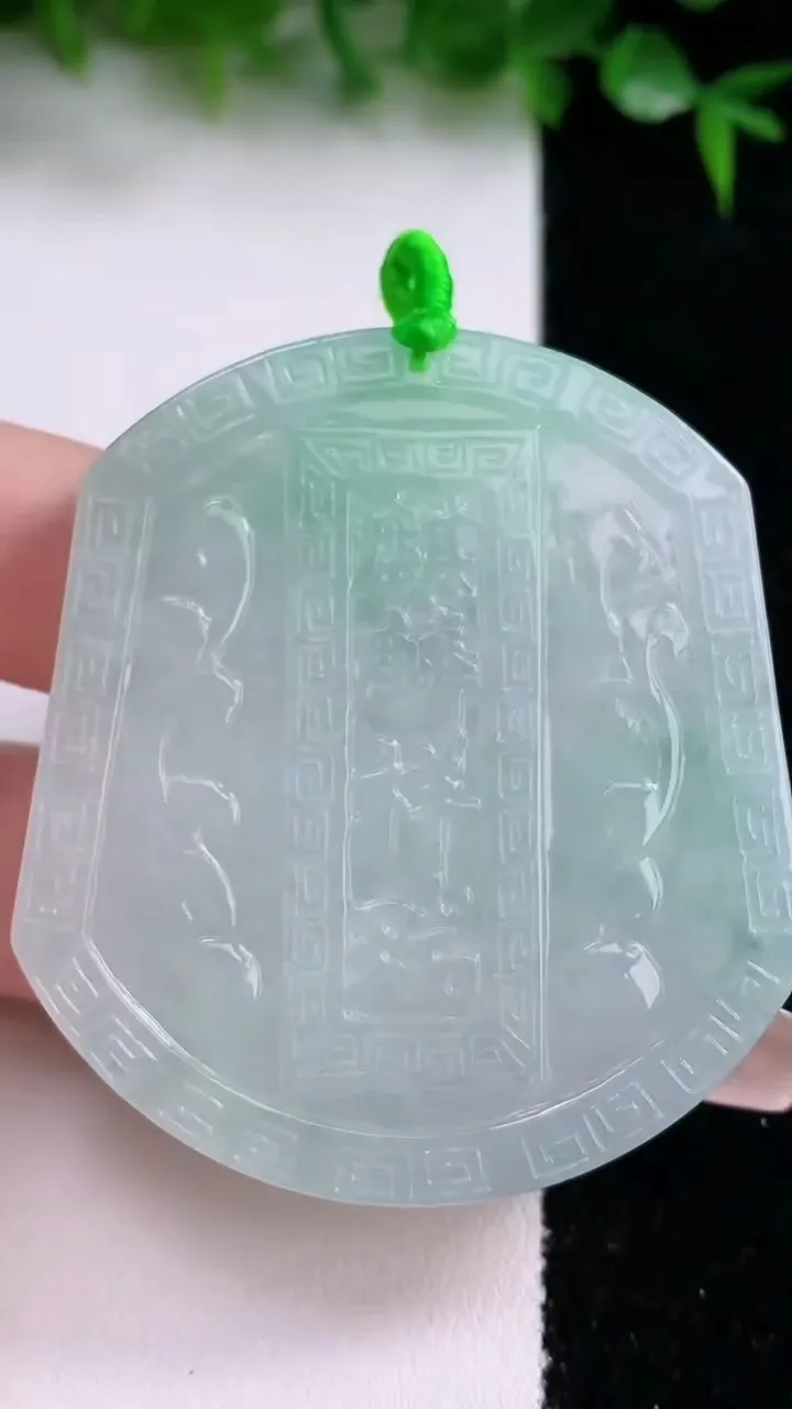 天然A货翡翠麒麟吊坠，尺寸52.8-47.3-5，重量:28.22g
1月23日