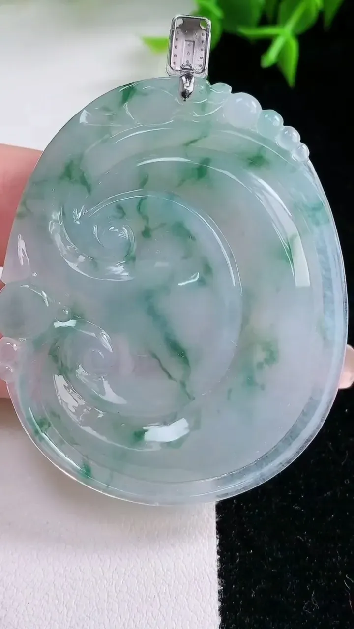 天然A货翡翠种飘花如意吊坠，尺寸53.4-44.2-5.2，重量:24.86g
1月23日