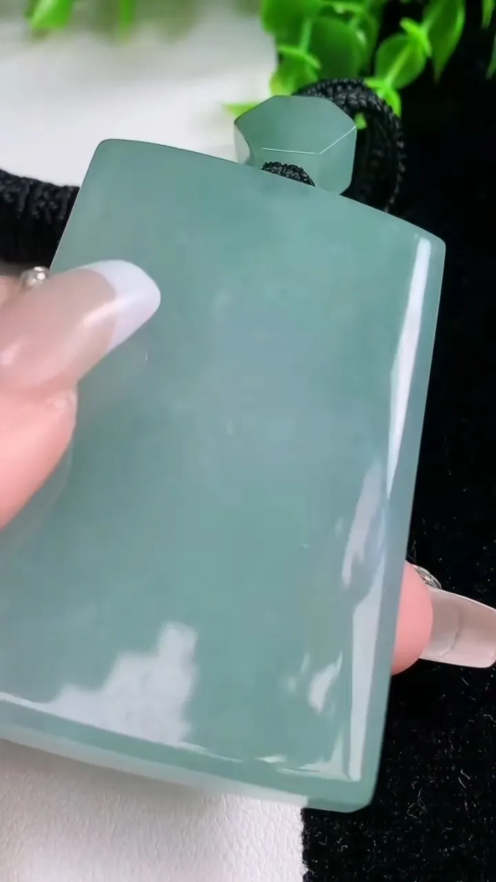 天然A货翡翠无事牌吊坠，尺寸62.4-40.5-8.4，重量:78.51g
1月23日