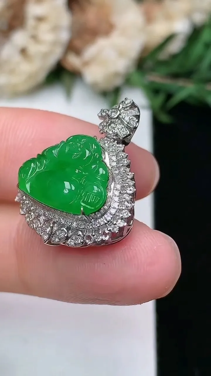 天然A货翡翠佛公吊坠，尺寸23-19.5-10.3，裸石10.8-14.7，重量:3.71g
1月23日