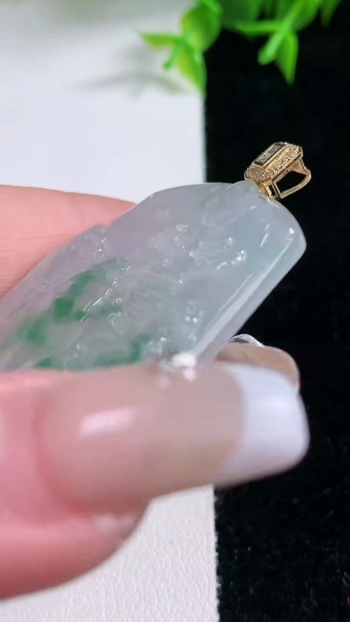 天然A货翡翠种飘花山水牌吊坠，尺寸44.5-33.4-5，重量:18.01g
1月23日