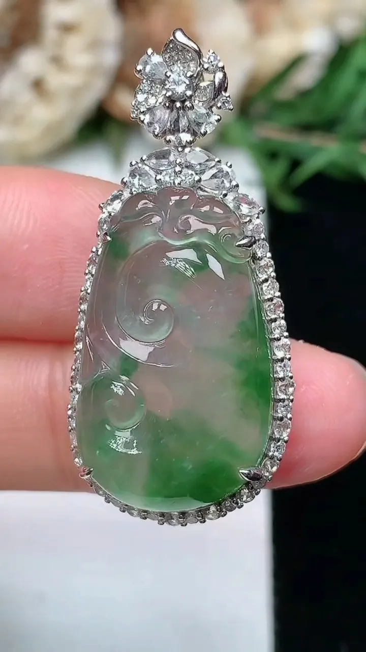 天然A货翡翠如意吊坠，尺寸36.7-17-8，裸石24-14.5，重量:5.39g
1月23日