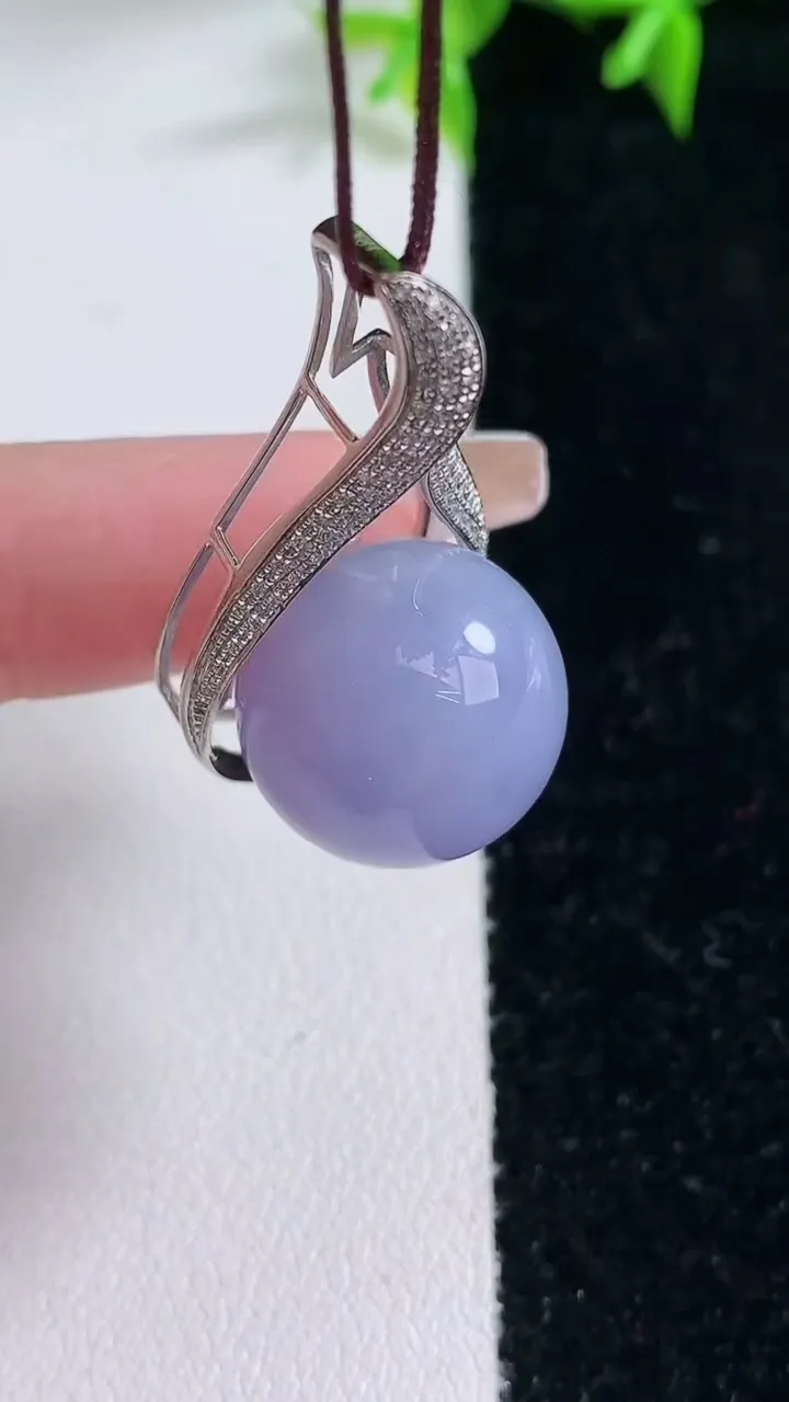 天然A货翡翠18K金紫罗兰圆珠吊坠，尺寸32.5-18.3-16.5，裸石16重量:9.32g1月23日
工厂直销收藏佳品,种好水足，色泽均匀，有种有色，上手高大气！