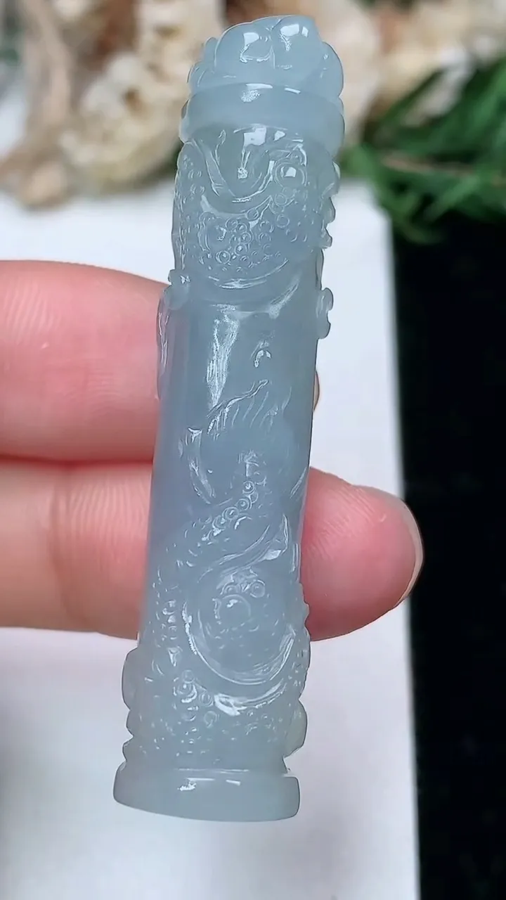 天然A货翡翠紫罗兰龙柱吊坠，尺寸50.3-11，重量:13.52g
1月23日