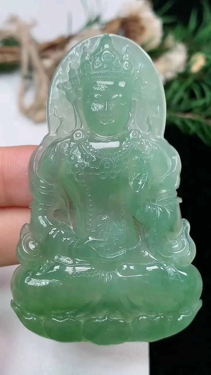 天然A货翡翠度母吊坠，尺寸65.2-40.2-5.9，重量:25.43g
1月23日
