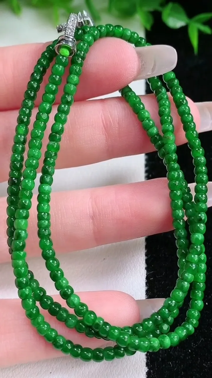 天然A货翡翠算盘珠项链，尺寸2.8-1.7-255颗，重量:10.58g1月23日
工厂直销收藏佳品,种好水足，色泽均匀，有种有色，上手高大气！