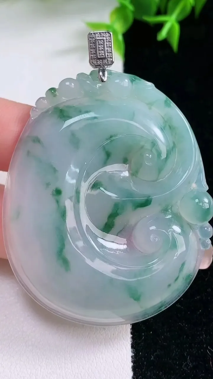 天然A货翡翠种飘花如意吊坠，尺寸53.4-44.2-5.2，重量:24.86g
1月23日