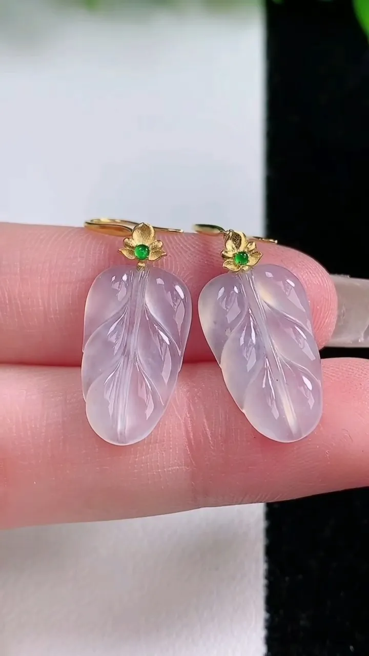 天然A货翡翠种白冰金枝玉叶 叶子耳坠尺寸17.3-10.4-2，重量:2.28g
1月24日