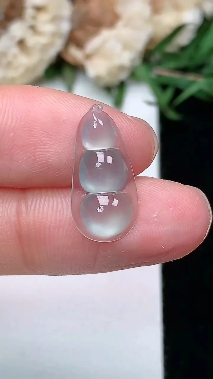 天然A货翡翠白冰福豆镶嵌件，尺寸17.6-8.6-3，重量:0.60g
1月23日