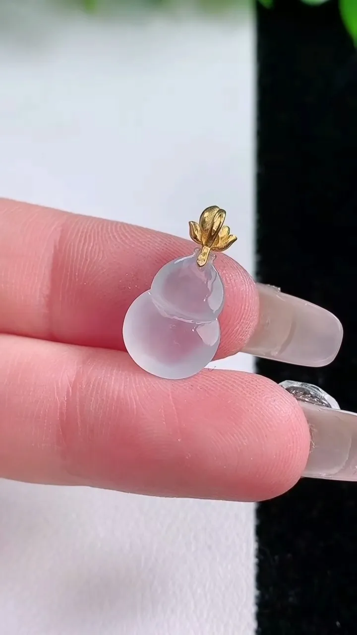 天然A货翡翠种飘花葫芦吊坠，尺寸13.3-10-4，重量:0.87g
1月23日