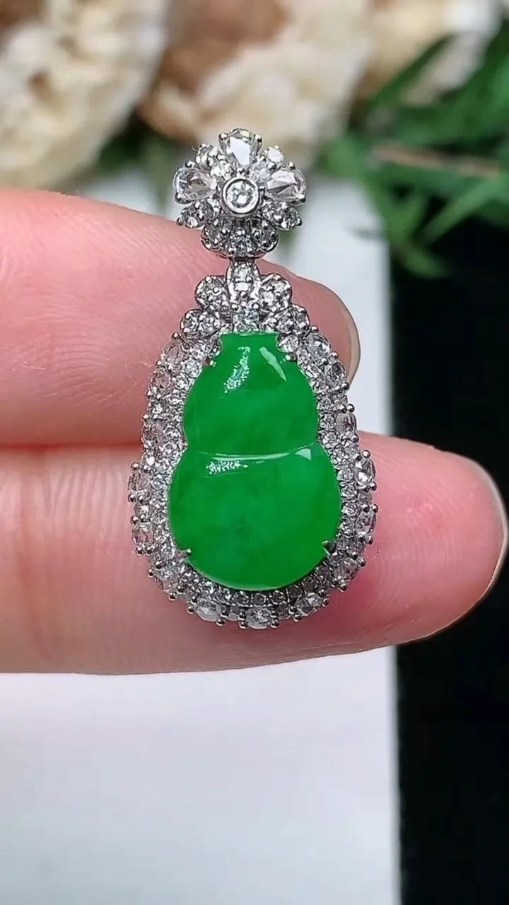 天然A货翡翠葫芦吊坠，尺寸24.5-12.2-9，裸石12.3-8，重量:3.07g
1月23日