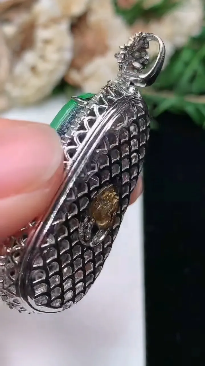 天然A货翡翠如意吊坠，尺寸44.5-23.7-10.4，裸石30.7-19
1月23日