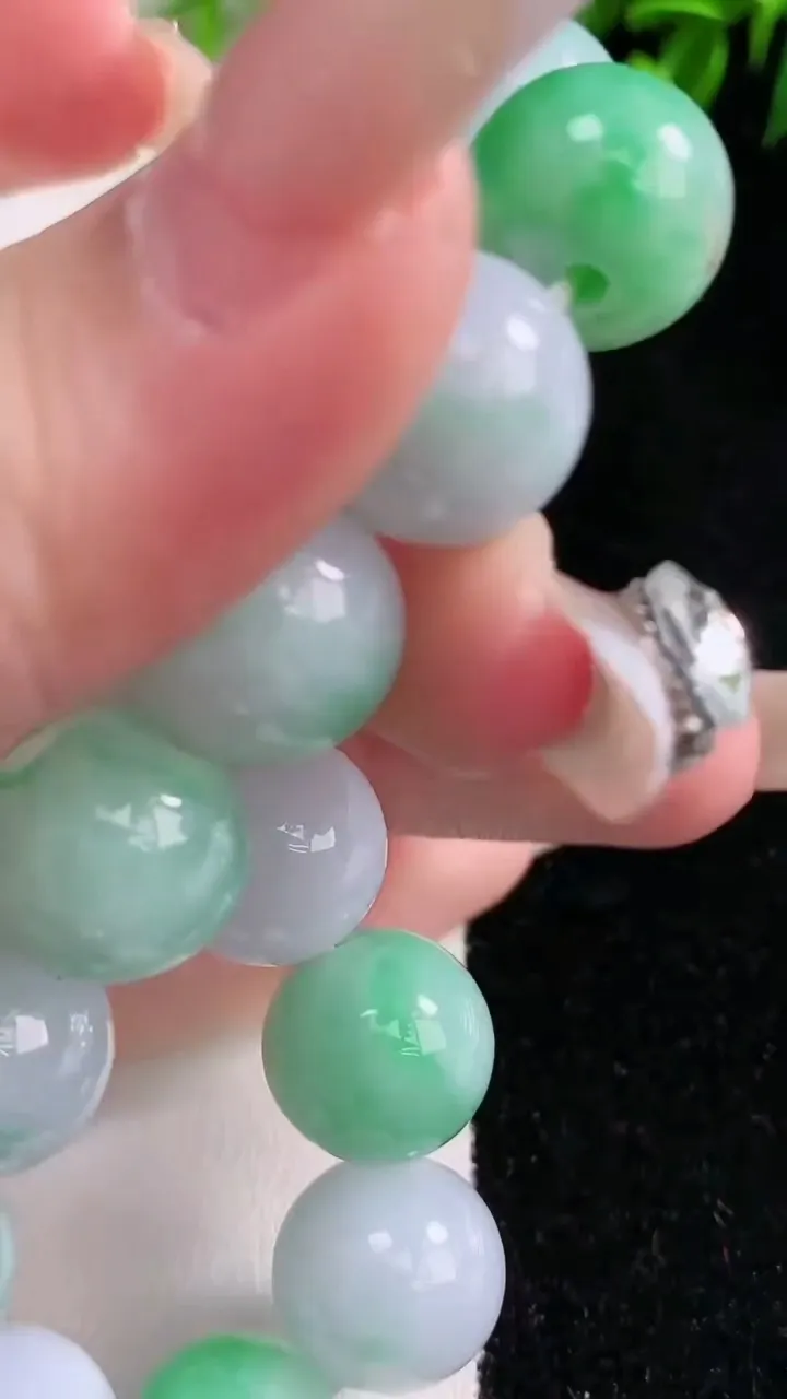 天然A货翡翠圆珠手串，尺寸13.3-15颗，重量:62.49g1月23日
工厂直销收藏佳品,种好水足，色泽均匀，有种有色，上手高大气！